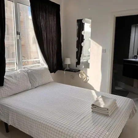 Modern In Malta דירה
